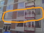 5 kamers, de extra kamer zit in trappenhuis ca 85 - 90 M2