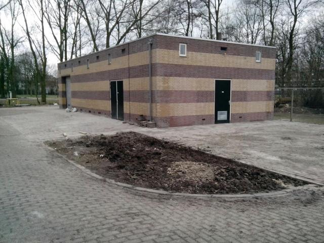 2013-03-12    2 van de 3 ingangen dichtgemetseld, straatwerk opgehoogd
