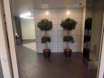 bij de lift beneden
