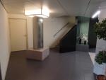 bij de lift beneden