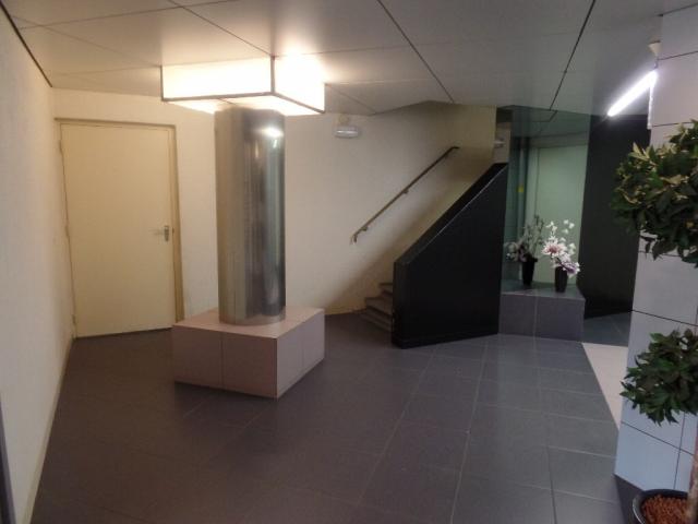bij de lift beneden