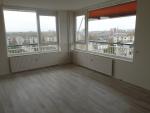 de woonkamer met zicht op de waterweg en maassluis