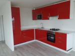 nieuwe keuken met grote koel vrieskast , afwasmachine,  magnetron, oven , afzuigkap en zwartglazen gasstel