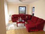 ruime woonkamer met aangrenzend balcon