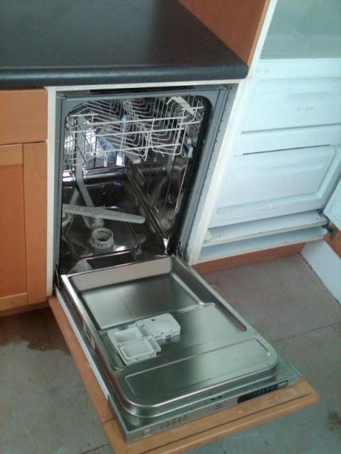 luxe keuken inkl. inbouw vaatwasser.  rechts de 3 diepvries lades